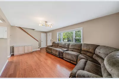 301 Center Bay Drive, West Islip, NY 11795 - Photo 5