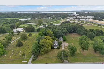 653 Main Road, Aquebogue, NY 11931 - Photo 17