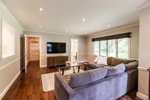 20 Mill Spring Rd, Manhasset, NY 11030 - Photo 9