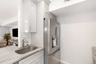 40 Raily Ct, New York, NY 10312 - Photo 13