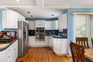 27 Beverly Rd, Farmingdale, NY 11735 - Photo 11