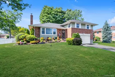 2001 Wellington Court, Westbury, NY 11590 - Photo 23