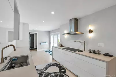 211 Hornbill Drive, Manhasset, NY 11030 - Photo 11