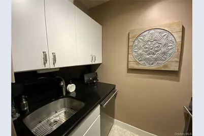 27110 Grand Central Parkway Parkway #15Z, Floral Park, NY 11005 - Photo 9