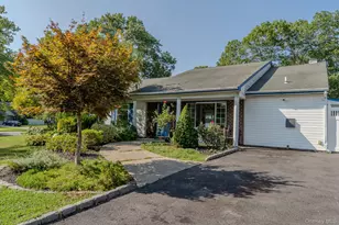 21 Mt Snow Ln, Coram, NY 11727 - Photo 3