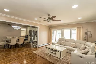 102 Vale Court, New Hyde Park, NY 11040 - Photo 5