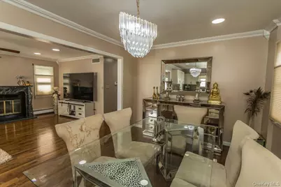 102 Vale Court, New Hyde Park, NY 11040 - Photo 7