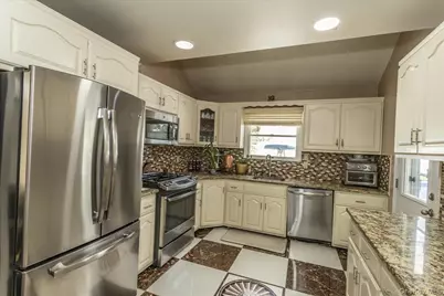 102 Vale Court, New Hyde Park, NY 11040 - Photo 9