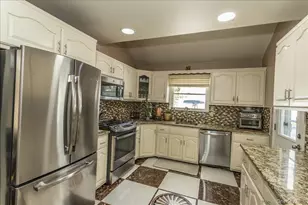 102 Vale Ct, New Hyde Park, NY 11040 - Photo 9