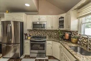 102 Vale Ct, New Hyde Park, NY 11040 - Photo 11