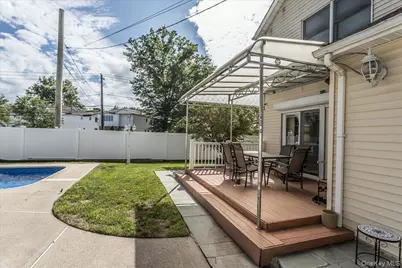 102 Vale Court, New Hyde Park, NY 11040 - Photo 27