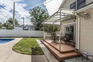 102 Vale Ct, New Hyde Park, NY 11040 - Photo 27