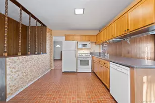 696 Bohemia Pkwy, Sayville, NY 11782 - Photo 3