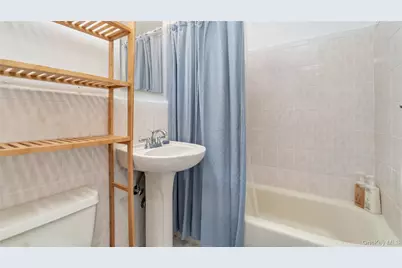 15 Canterbury Road #D18, Great Neck, NY 11021 - Photo 7