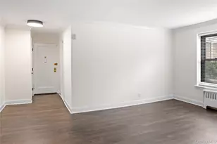 6 W Mill Dr, Great Neck, NY 11021 - Photo 9