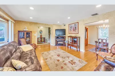 338 Stewart Avenue, Bethpage, NY 11714 - Photo 11