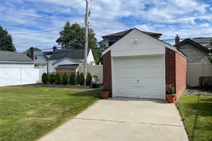 24 Tulip Ln, New Hyde Park, NY 11040 - Photo 7