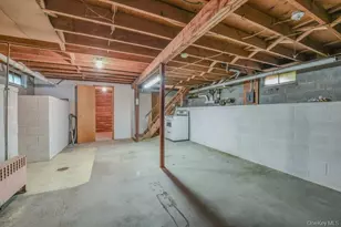 30 Center Dr, Riverhead, NY 11901 - Photo 25