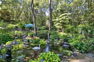 18 Roundtree Dr, Melville, NY 11747 - Photo 37