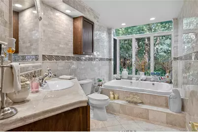 18 Roundtree Drive, Melville, NY 11747 - Photo 17