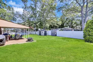 500 Boxwood Dr, Shirley, NY 11967 - Photo 3