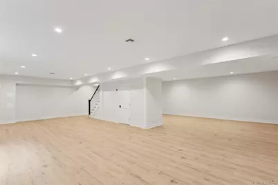 111 Fairfield Avenue, Port Washington, NY 11050 - Photo 17