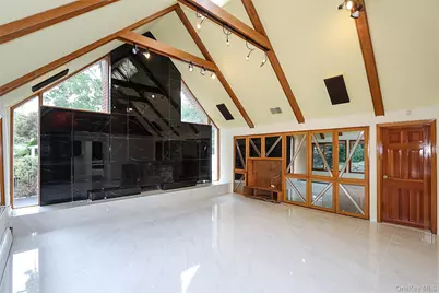 81 Carriage Lane, Roslyn Heights, NY 11577 - Photo 5