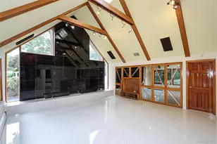 81 Carriage Ln, Roslyn Heights, NY 11577 - Photo 5