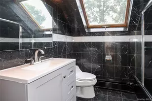 81 Carriage Ln, Roslyn Heights, NY 11577 - Photo 33