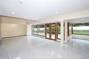 81 Carriage Ln, Roslyn Heights, NY 11577 - Photo 19