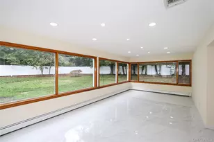 81 Carriage Ln, Roslyn Heights, NY 11577 - Photo 21