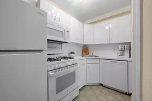 5 Schenck Ave, Great Neck, NY 11021 - Photo 7