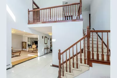 32 Carriage Road, Great Neck, NY 11024 - Photo 17