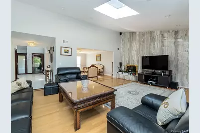 32 Carriage Road, Great Neck, NY 11024 - Photo 15