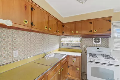 207 N Nassau Avenue, Massapequa, NY 11758 - Photo 7