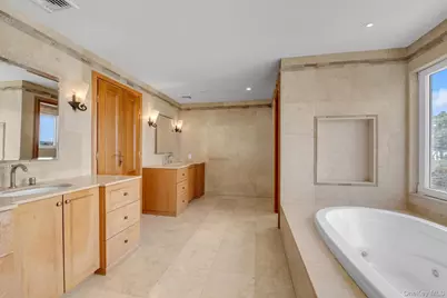 22 Martin Court, Great Neck, NY 11024 - Photo 19