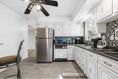 112 King Street, Bay Shore, NY 11706 - Photo 9