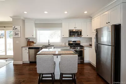 1057 Thompson Drive, Bay Shore, NY 11706 - Photo 7