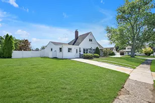 77 Autumn Ln, Hicksville, NY 11801 - Photo 21