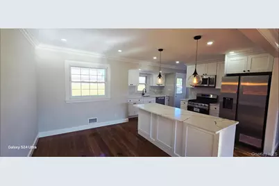 125 Burlington Avenue, Deer Park, NY 11729 - Photo 11