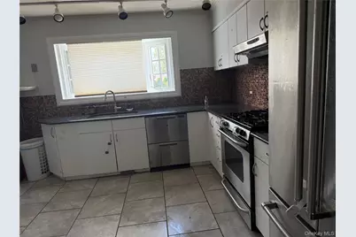 109 Cherry Drive W, Plainview, NY 11803 - Photo 5