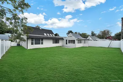 18 Mist Lane, Westbury, NY 11590 - Photo 5