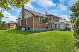 827 Eastfield Rd, Westbury, NY 11590 - Photo 3