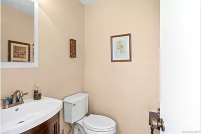 7 Sutton Place, Islip, NY 11751 - Photo 9