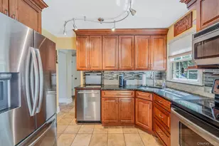 42 Apricot Pl, Ronkonkoma, NY 11779 - Photo 13