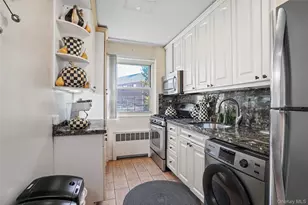 89-29 Shore Pkwy, Howard Beach, NY 11414 - Photo 11