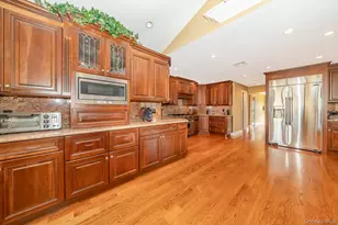 43 Duck Ln, West Islip, NY 11795 - Photo 13