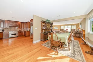 43 Duck Ln, West Islip, NY 11795 - Photo 9
