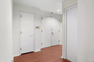 100 Cutter Mill Rd, Great Neck, NY 11021 - Photo 9