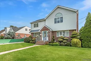 922 N 1st St, New Hyde Park, NY 11040 - Photo 3